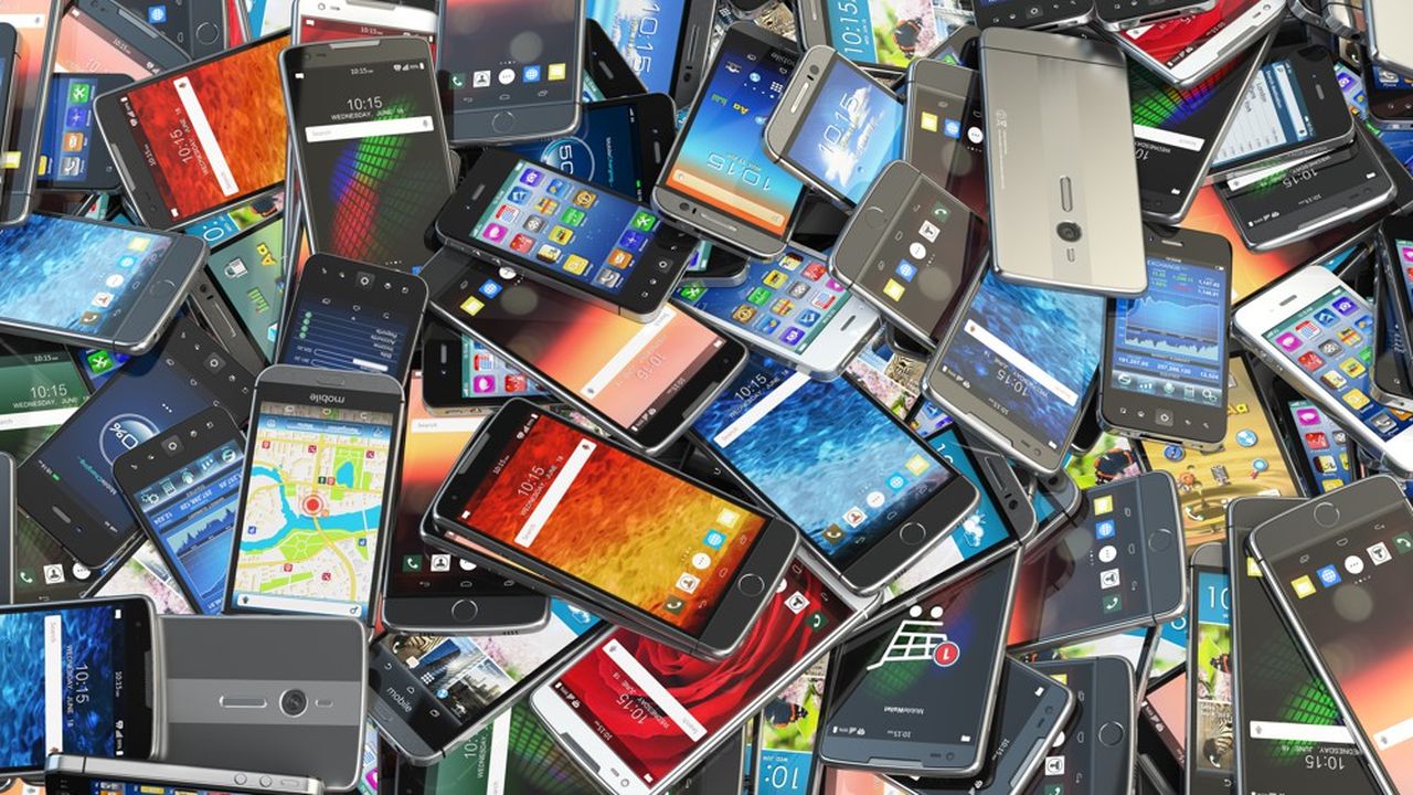 Choose,Mobile,Phone.,Heap,Of,The,Different,Smartphones,With,Different